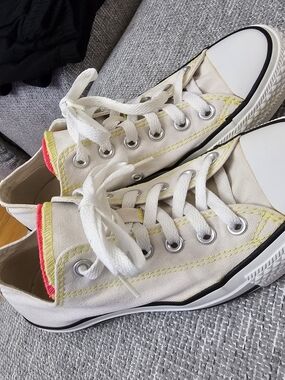 Converse Cream Canvas Low-Top Sneakers with Neon Pink Trim